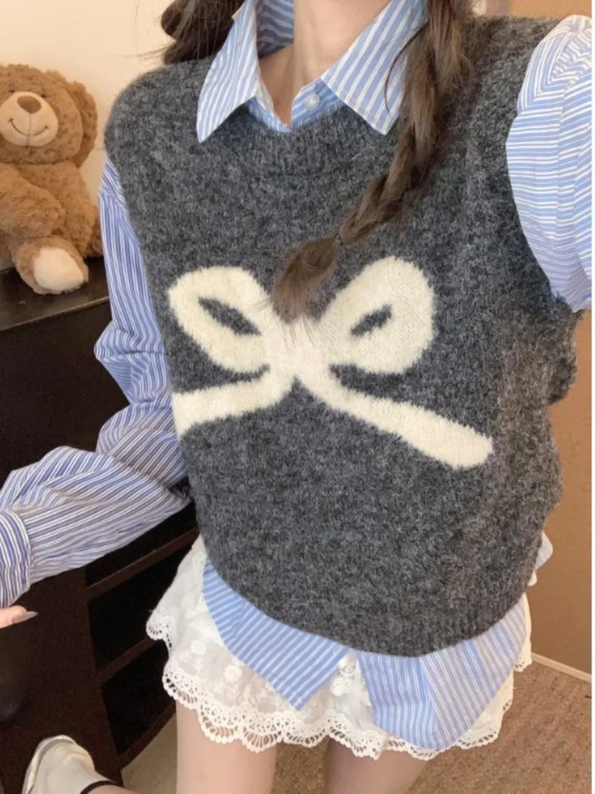 Корейский вязаный жилет с узлом для женщин, осенняя новинка, маленький размер, для многослойных образов, повседневный, мягкий топ, однотонный, с узором
Корейский вязаный жилет с узлом для женщин, осенняя новинка, маленький размер, для многослойных образов, повседневный, мягкий топ, однотонный, с узором