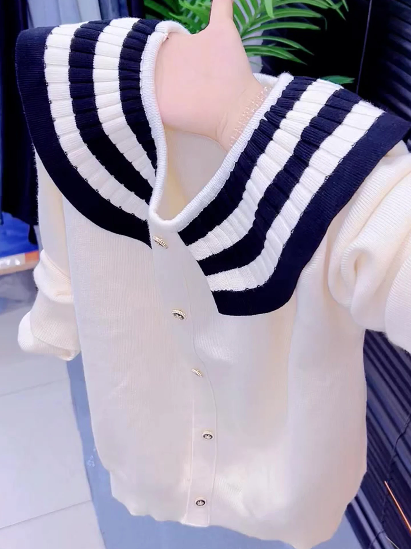 Осень 2025 г., цветной дизайнерский свитер Camere, повседневный универсальный мягкий удобный длинный светящийся вязаный свитер irt, женская мода
Осень 2025 г., цветной дизайнерский свитер Camere, повседневный универсальный мягкий удобный длинный светящийся вязаный свитер irt, женская мода