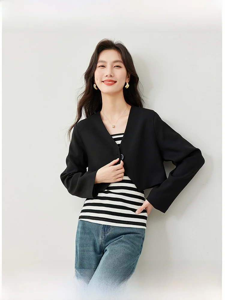 Black Knitted Short Suit Set for Women Casual Style Spring New Arrival Two-Piece Suit with Slit Stripe Design Fashionable Top
Black Knitted Short Suit Set for Women Casual Style Spring New Arrival Two-Piece Suit with Slit Stripe Design Fashionable Top