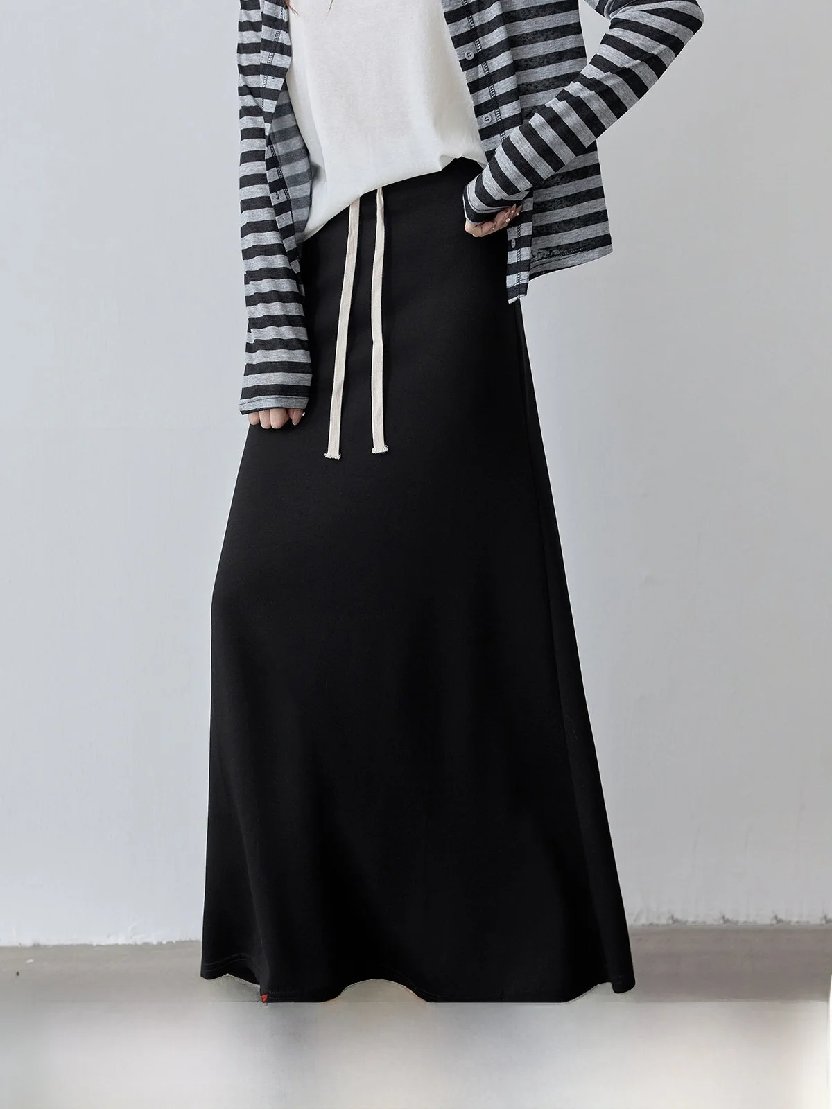 Black A-Line Skirt Women's Summer 2026 High Waist Flared Versatile Slimming Belted Commute Korean Style Daily Wear
Black A-Line Skirt Women's Summer 2026 High Waist Flared Versatile Slimming Belted Commute Korean Style Daily Wear