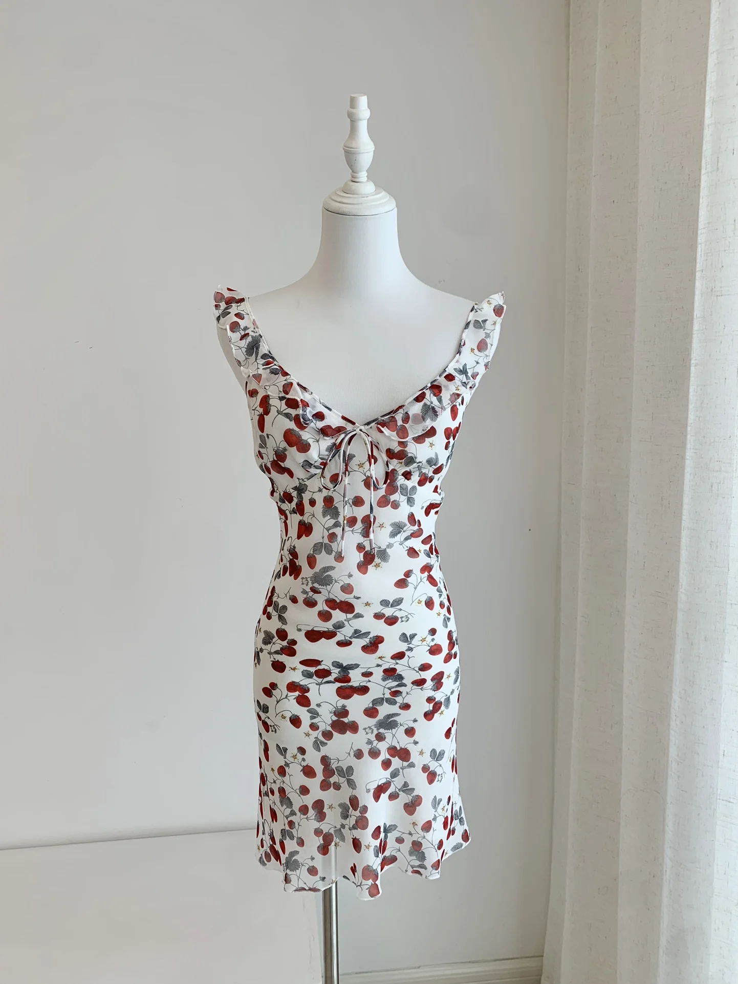 Strawberry Print Women Slim Mini Dress 100% Silk Ruffles Spliced V-Neck Sleeveless High Waist Fashion Diagonal Cut Dress
Strawberry Print Women Slim Mini Dress 100% Silk Ruffles Spliced V-Neck Sleeveless High Waist Fashion Diagonal Cut Dress