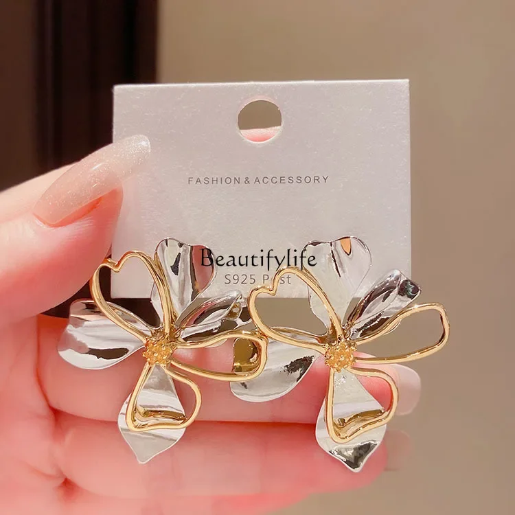 High-end metal cold wind flower earrings women's niche temperament French personality earrings
High-end metal cold wind flower earrings women's niche temperament French personality earrings