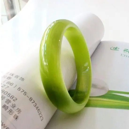 AAAGenuine green opal crystal bracelet effect, shiny smooth surface, light grass green.
AAAGenuine green opal crystal bracelet effect, shiny smooth surface, light grass green.