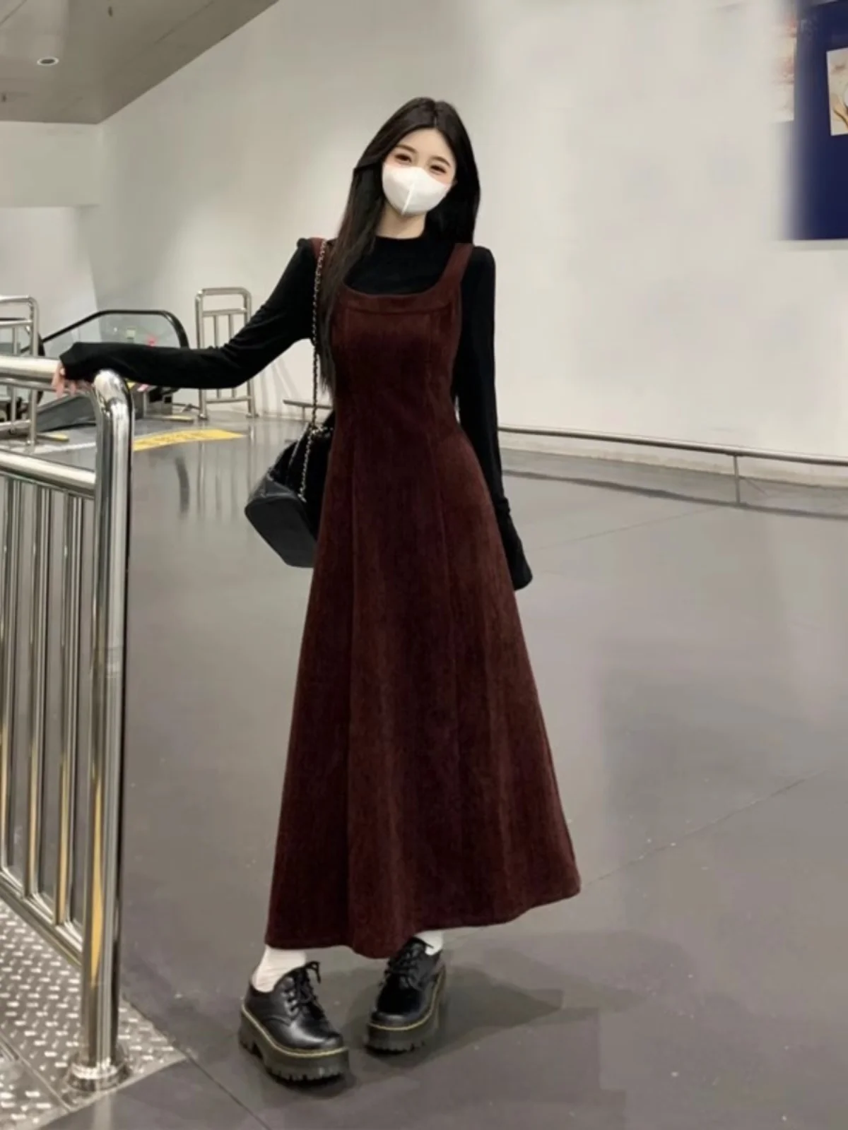 Elegant Red Velvet Dress with Gold Thread Large Size Women's Spring Fashion Set Underwear Strap Dress Matching Complete
Elegant Red Velvet Dress with Gold Thread Large Size Women's Spring Fashion Set Underwear Strap Dress Matching Complete
