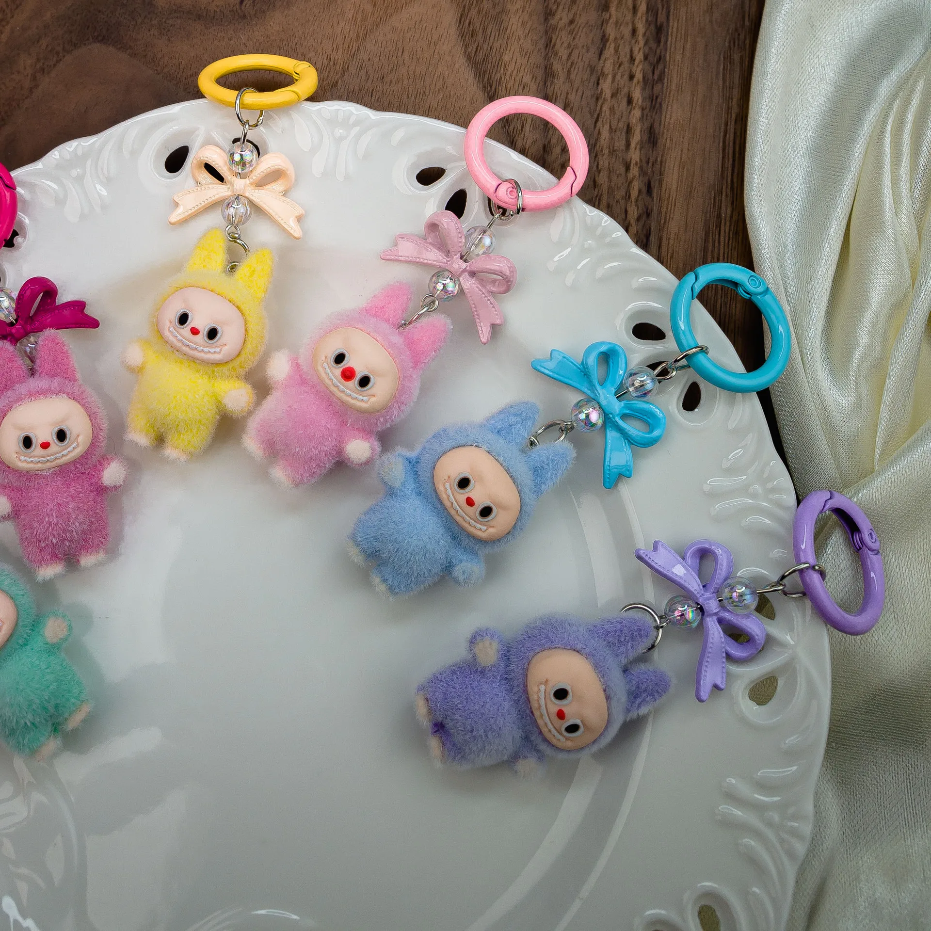 1/6Pcs Labubu keychain cartoon kawaii three-dimensional doll schoolbag pendant car keychain pendant gifts for men and women
1/6Pcs Labubu keychain cartoon kawaii three-dimensional doll schoolbag pendant car keychain pendant gifts for men and women