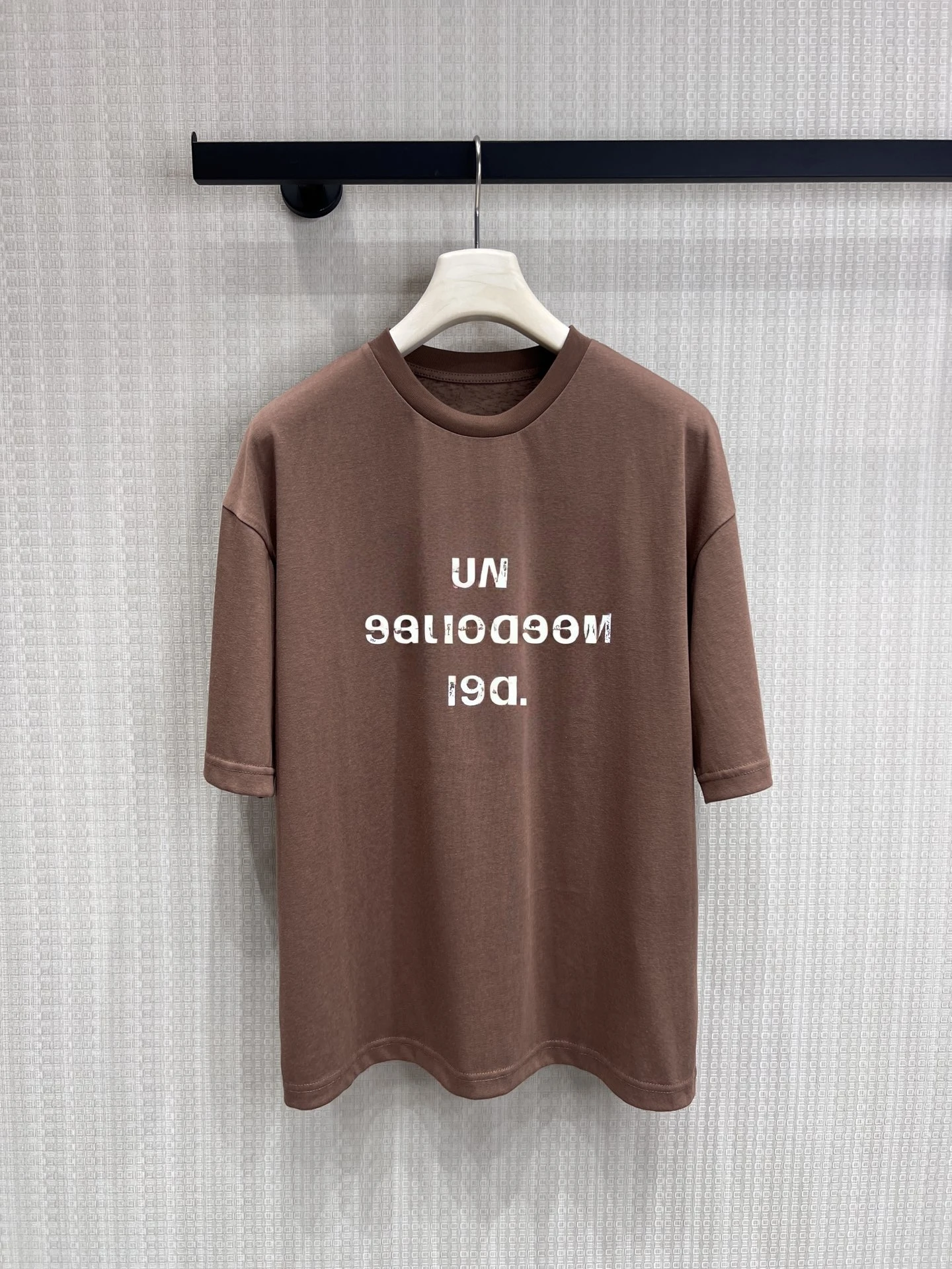 Loose Fit Women's Short Sleeve T-Shirt Letter Print Coffee Color Casual Versatile Slimming Style Simple And Elegant Design
Loose Fit Women's Short Sleeve T-Shirt Letter Print Coffee Color Casual Versatile Slimming Style Simple And Elegant Design