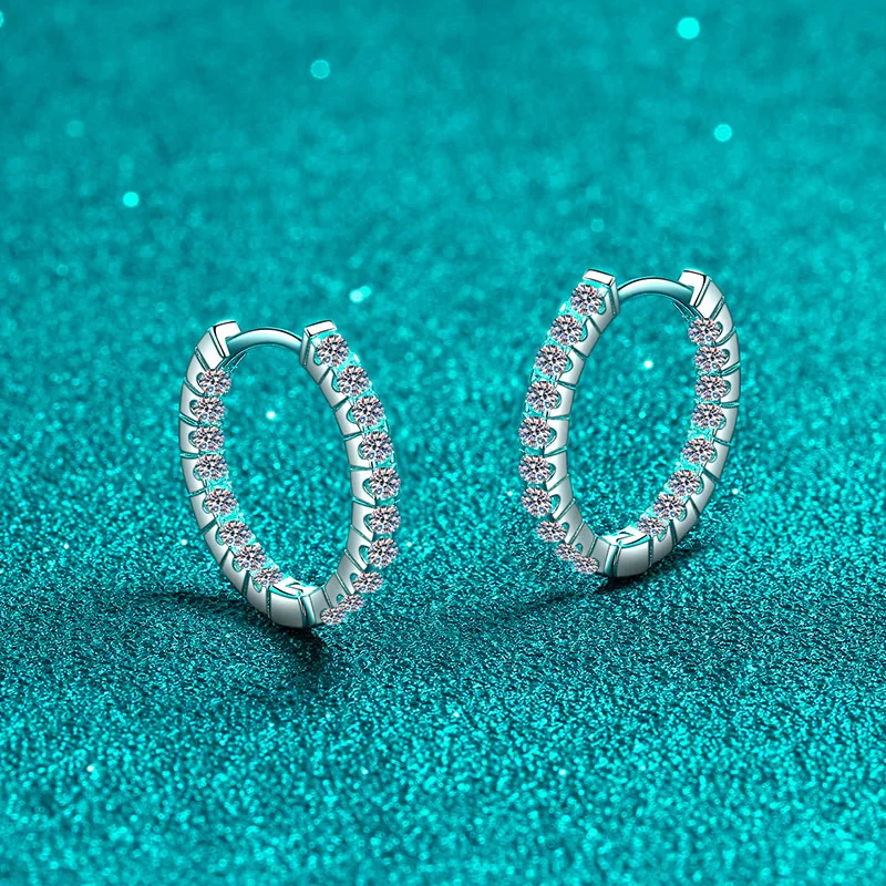0.9ct D Color Moissanite S925 Silver Hoops Earring for Women Plated Pt950 Micro Inlaid Lover Gift Ear Loops Jewelry Wholesale
0.9ct D Color Moissanite S925 Silver Hoops Earring for Women Plated Pt950 Micro Inlaid Lover Gift Ear Loops Jewelry Wholesale