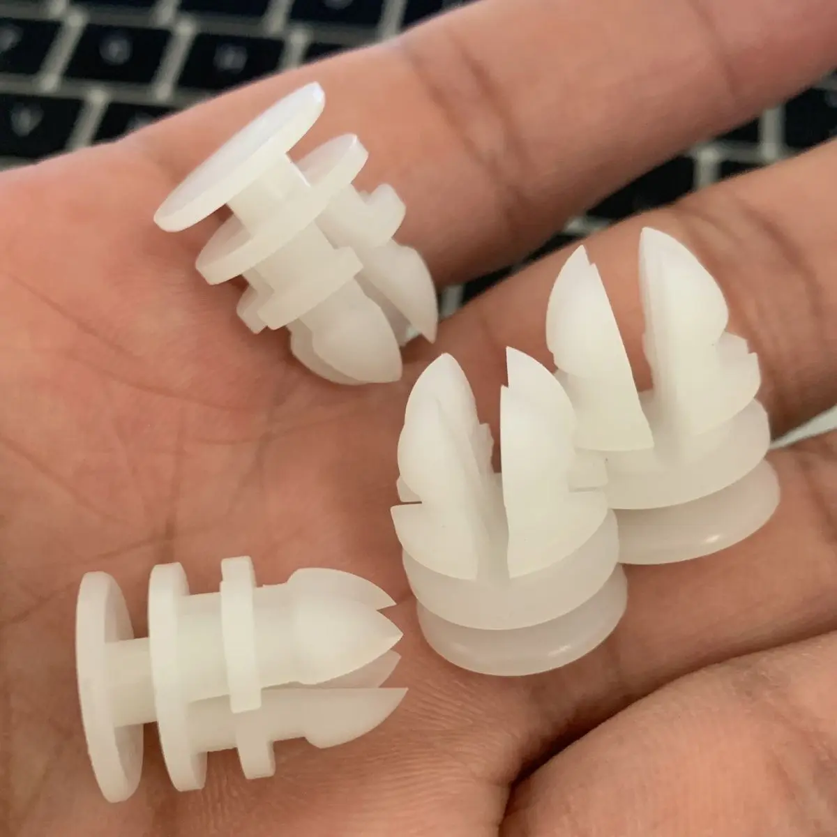 Suitable for Tesla Model 3Y engine compartment front enclosure rain collector baffle front trunk trim buckle
Suitable for Tesla Model 3Y engine compartment front enclosure rain collector baffle front trunk trim buckle