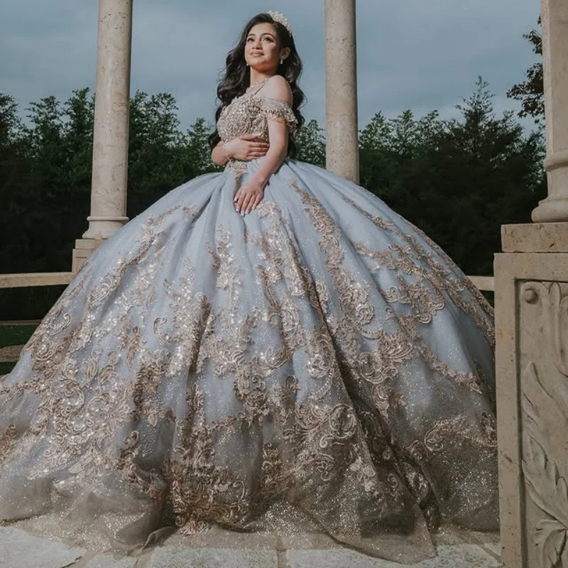 Блестящие серые платья с открытыми плечами, золотистым блеском, кристаллами и кружевом, длинный шлейф, Vestido De 15 Quinceanera, на заказ
Блестящие серые платья с открытыми плечами, золотистым блеском, кристаллами и кружевом, длинный шлейф, Vestido De 15 Quinceanera, на заказ