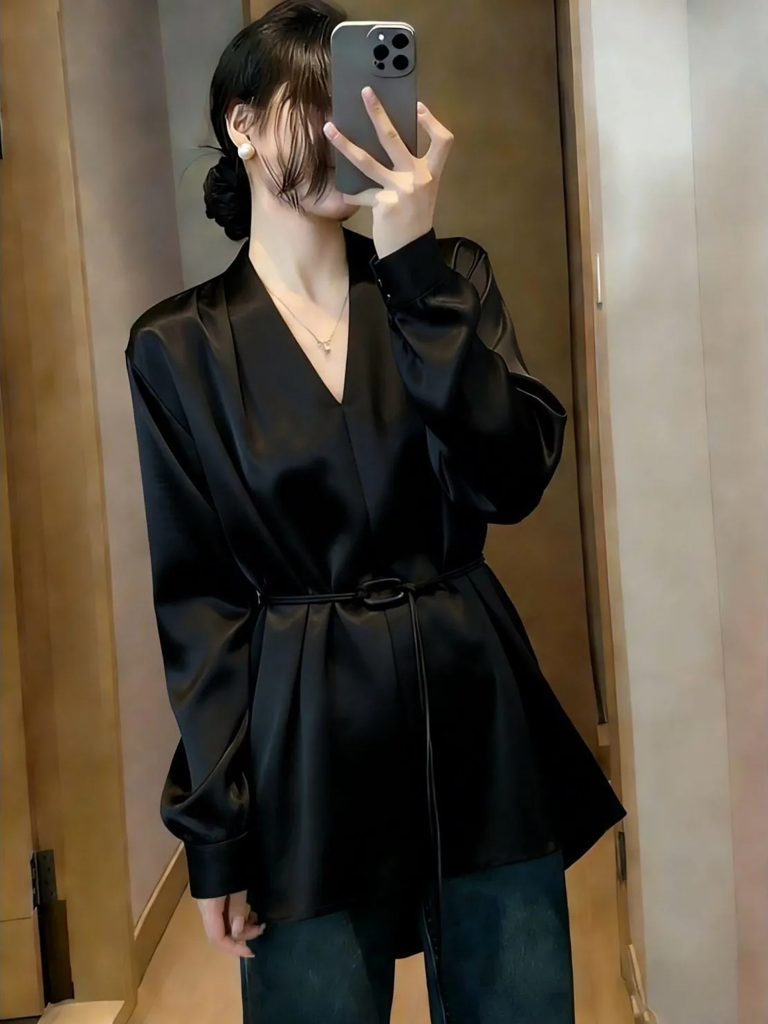 Elegant V-neck Acetate Satin Women's Shirt Shoulder-Length A-Line Waist-Cinching Long Sleeve Korean Style Spring New Arrivals
Elegant V-neck Acetate Satin Women's Shirt Shoulder-Length A-Line Waist-Cinching Long Sleeve Korean Style Spring New Arrivals
