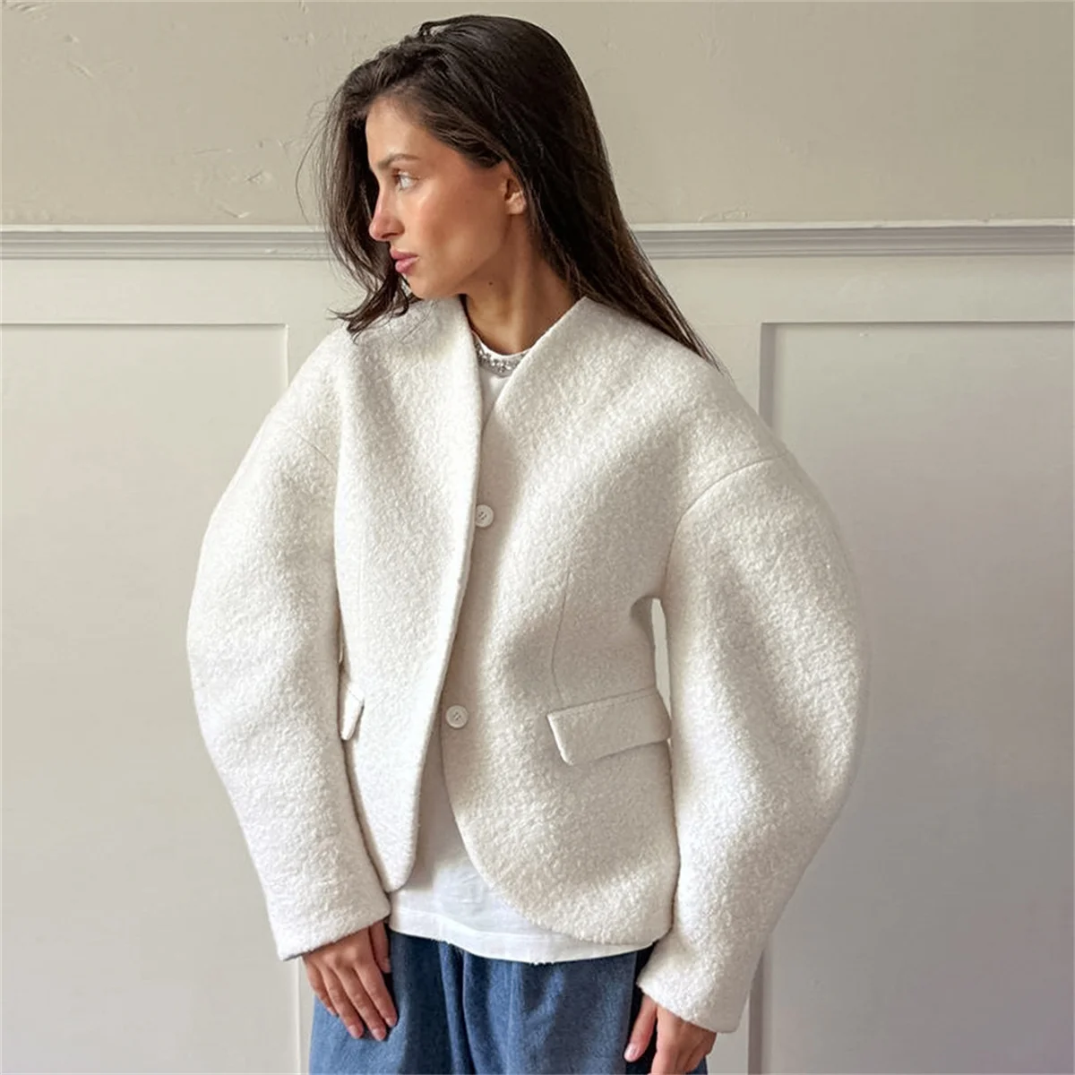 Свободное утолщенное белое пальто для женщин, осень-зима 2021, новые модные офисные пальто, теплая верхняя одежда с воротником-стойкой и карманами на пуговицах
Свободное утолщенное белое пальто для женщин, осень-зима 2021, новые модные офисные пальто, теплая верхняя одежда с воротником-стойкой и карманами на пуговицах