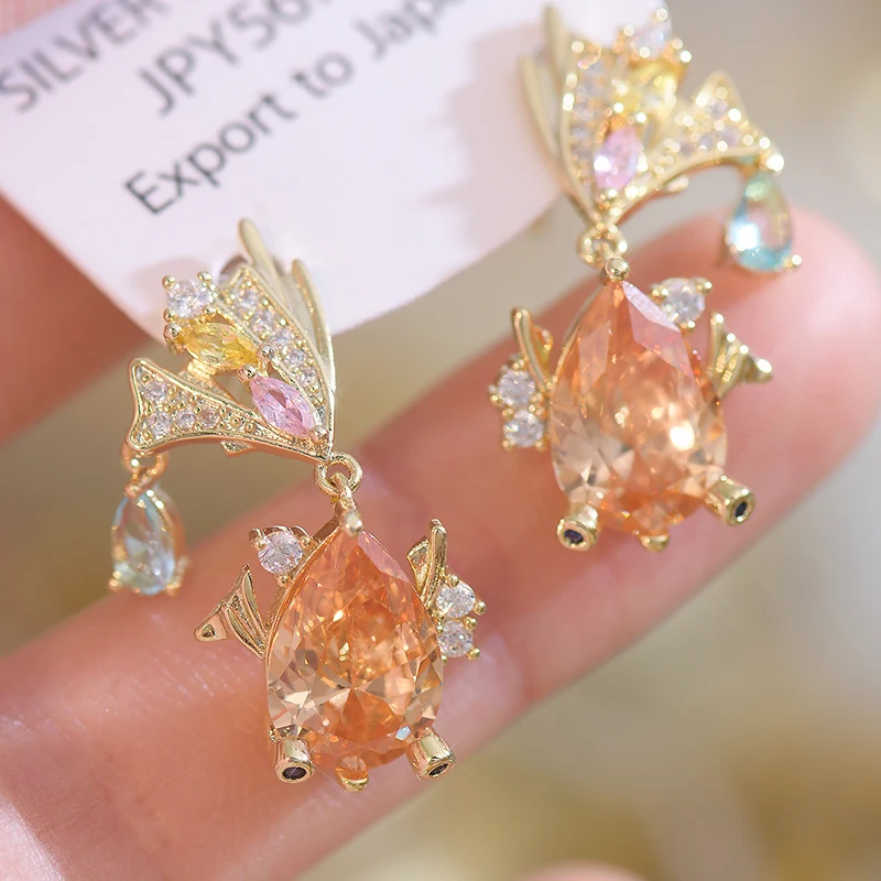 French Light Luxury Heavy Industry Design Color Zircon Inlaid Water Drop Fish Koi Exquisite High-End Earrings Pendant 2023
French Light Luxury Heavy Industry Design Color Zircon Inlaid Water Drop Fish Koi Exquisite High-End Earrings Pendant 2023