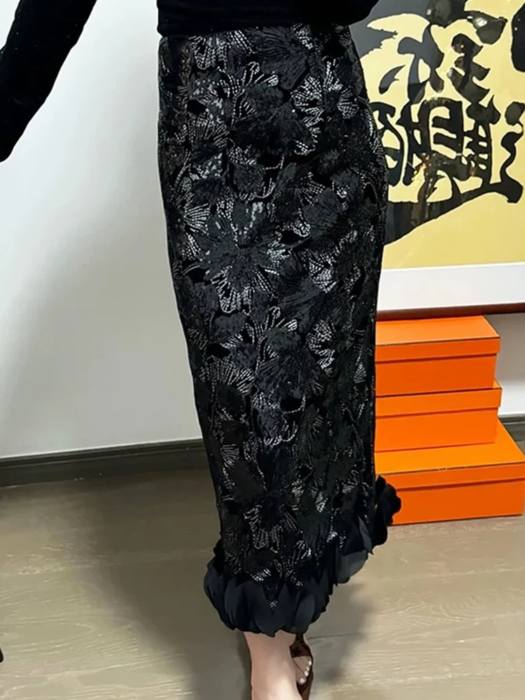 Retro black sequined embroidered velvet skirt female autumn 2024 new high waist temperament elegant Joker petal hip skirt.
Retro black sequined embroidered velvet skirt female autumn 2024 new high waist temperament elegant Joker petal hip skirt.