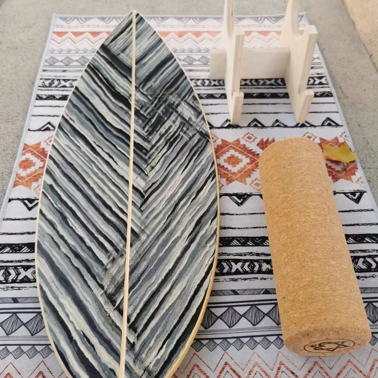 Деревянная балансировочная доска-роллер для фитнеса и спортивных тренировок
Деревянная балансировочная доска-роллер для фитнеса и спортивных тренировок