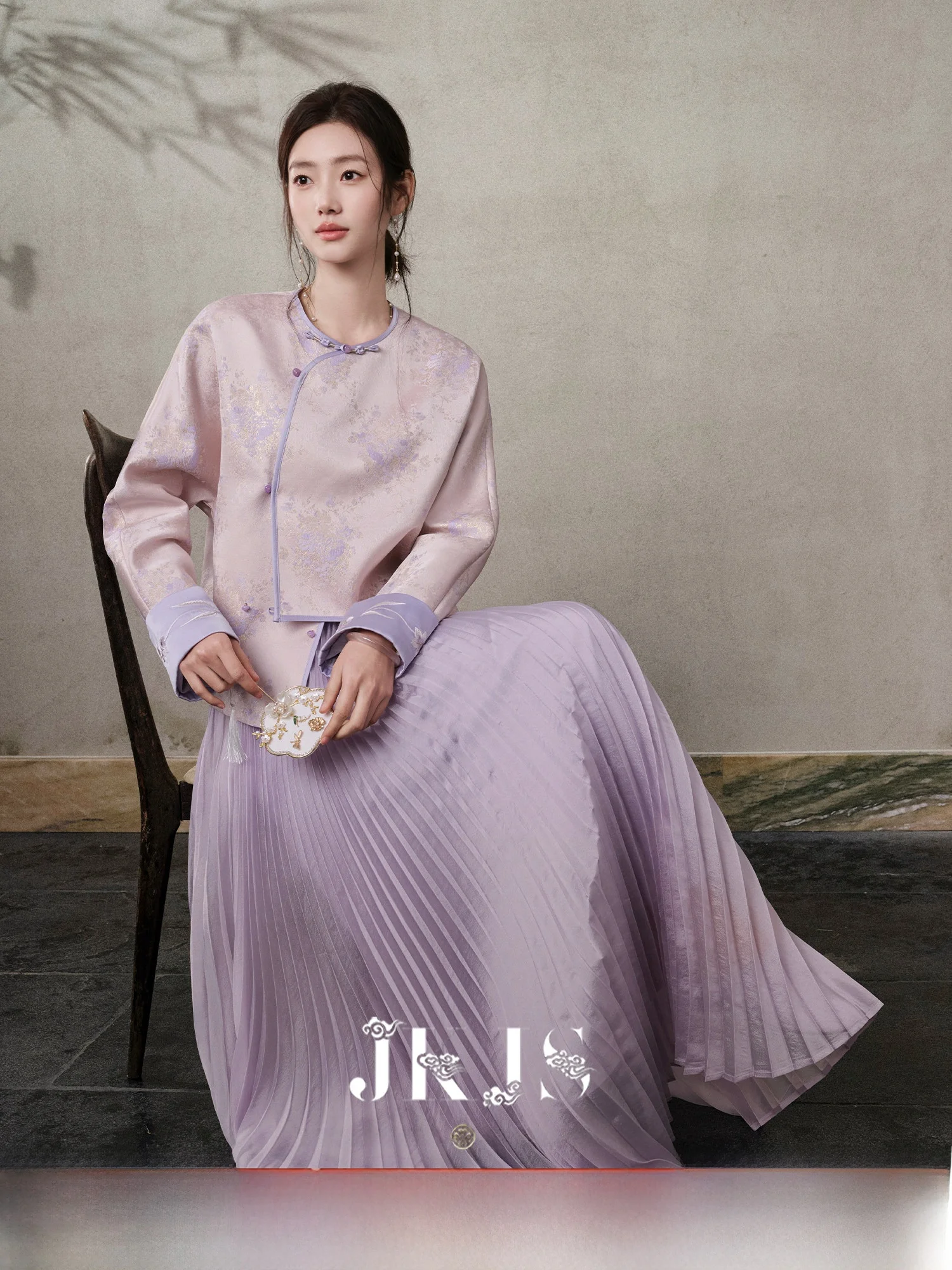 New Chinese Sle Women's Jaet Color Blo Embroidery Gold Silk Tead Design Sense Small ence High Sense Button up Top
New Chinese Sle Women's Jaet Color Blo Embroidery Gold Silk Tead Design Sense Small ence High Sense Button up Top