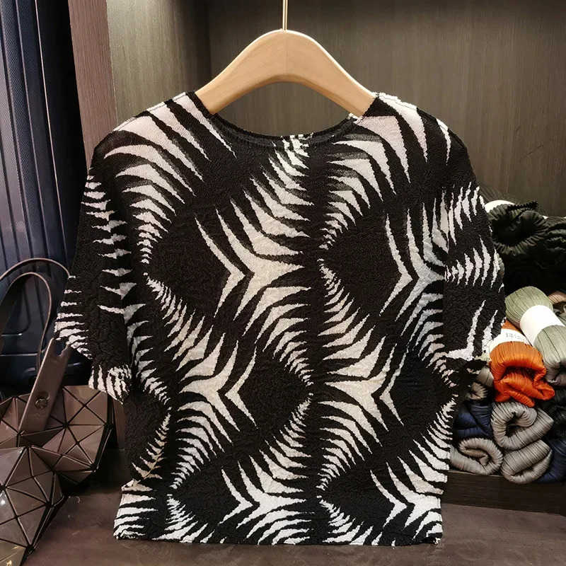 Women's T-shirt Irregular Print Pullover Top Temperament Casual Short-sleeved Miyake 2025 Summer New Printed Pleated Round Neck
Women's T-shirt Irregular Print Pullover Top Temperament Casual Short-sleeved Miyake 2025 Summer New Printed Pleated Round Neck