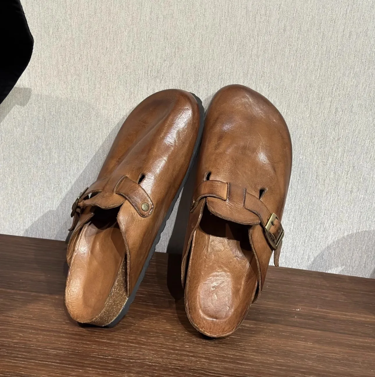Handmade washed horsehide 2026 new retro flat bottomed polo shirt for women wearing hooded slippers
Handmade washed horsehide 2026 new retro flat bottomed polo shirt for women wearing hooded slippers