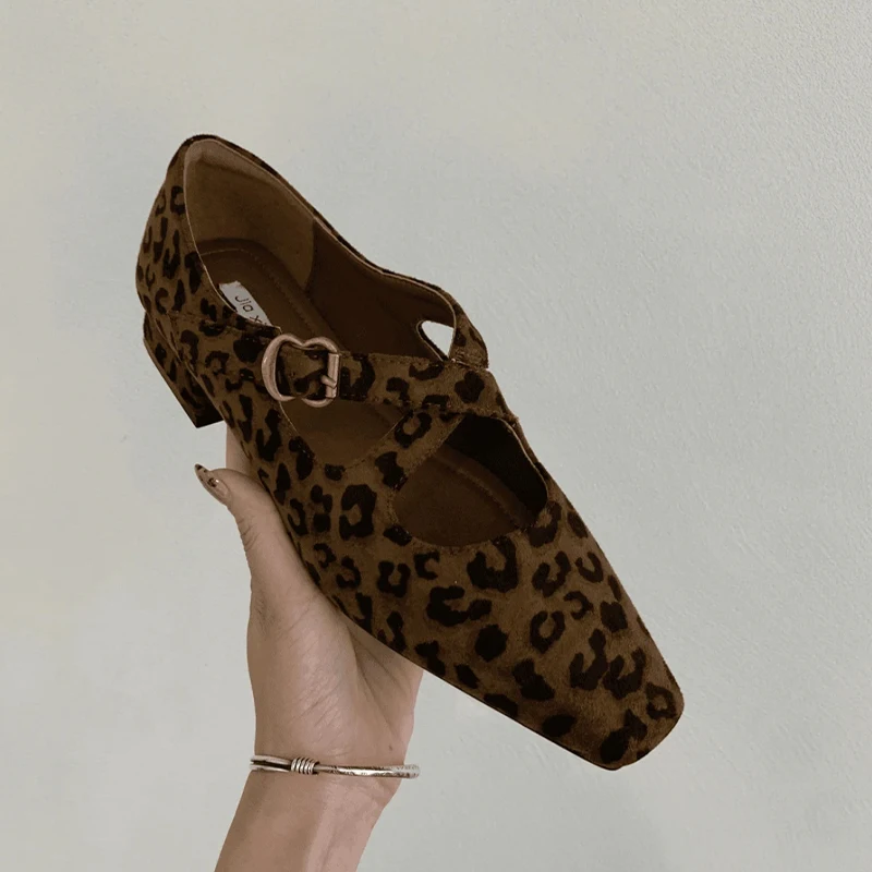 Leopard Women Chunky Shoes Pointed Toe Suede Shallow Buckle Shoes Designer Woman 2024 Trend Autumn Casual New Femme Zapatillas
Leopard Women Chunky Shoes Pointed Toe Suede Shallow Buckle Shoes Designer Woman 2024 Trend Autumn Casual New Femme Zapatillas
