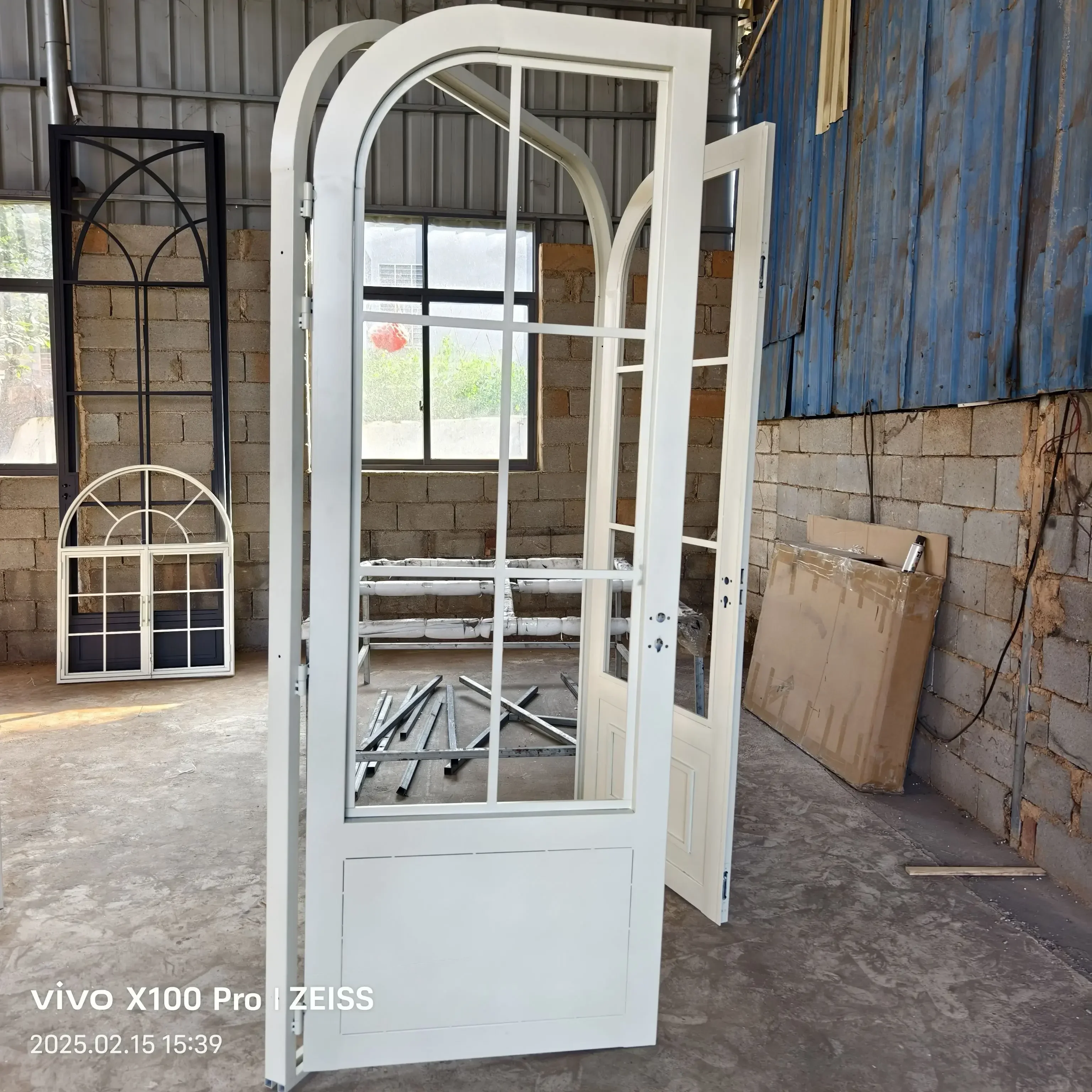 A50 French wrought iron arched modern arc retro glass double open hemming partition door customization
A50 French wrought iron arched modern arc retro glass double open hemming partition door customization