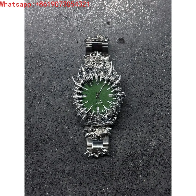 The Great Qin Empire Handmade European and American Special-shaped Green Water Monster Dragon Scale Spike Soldering Watch
The Great Qin Empire Handmade European and American Special-shaped Green Water Monster Dragon Scale Spike Soldering Watch