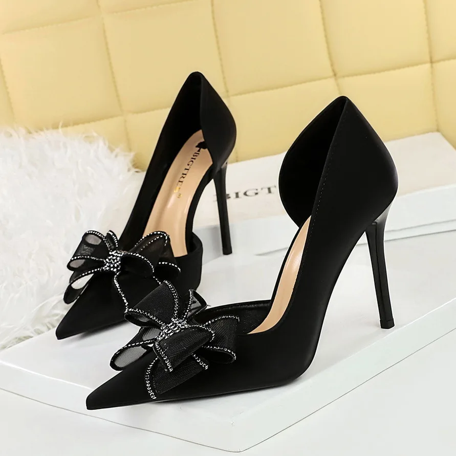 new pattern Wind High Women's Thin Heels Shallow Mouth Pointed Side Hollow Water Diamond Bow Single Shoes Wedding Women Pumps
new pattern Wind High Women's Thin Heels Shallow Mouth Pointed Side Hollow Water Diamond Bow Single Shoes Wedding Women Pumps