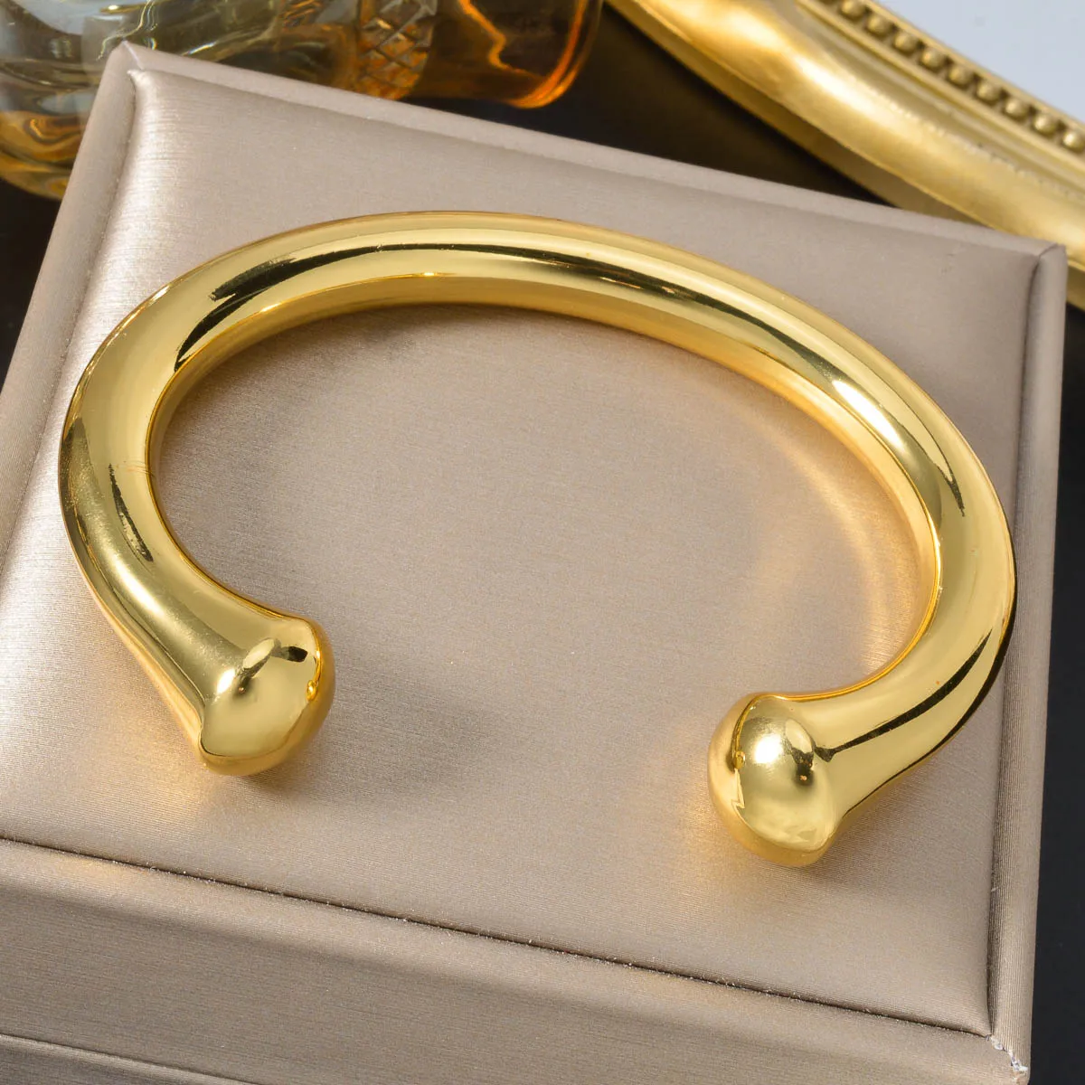 Luxury 18K Gold Plated Cuff Bracelet Waterproof Stainless Steel Textured Metal Open Bangle for Women
Luxury 18K Gold Plated Cuff Bracelet Waterproof Stainless Steel Textured Metal Open Bangle for Women