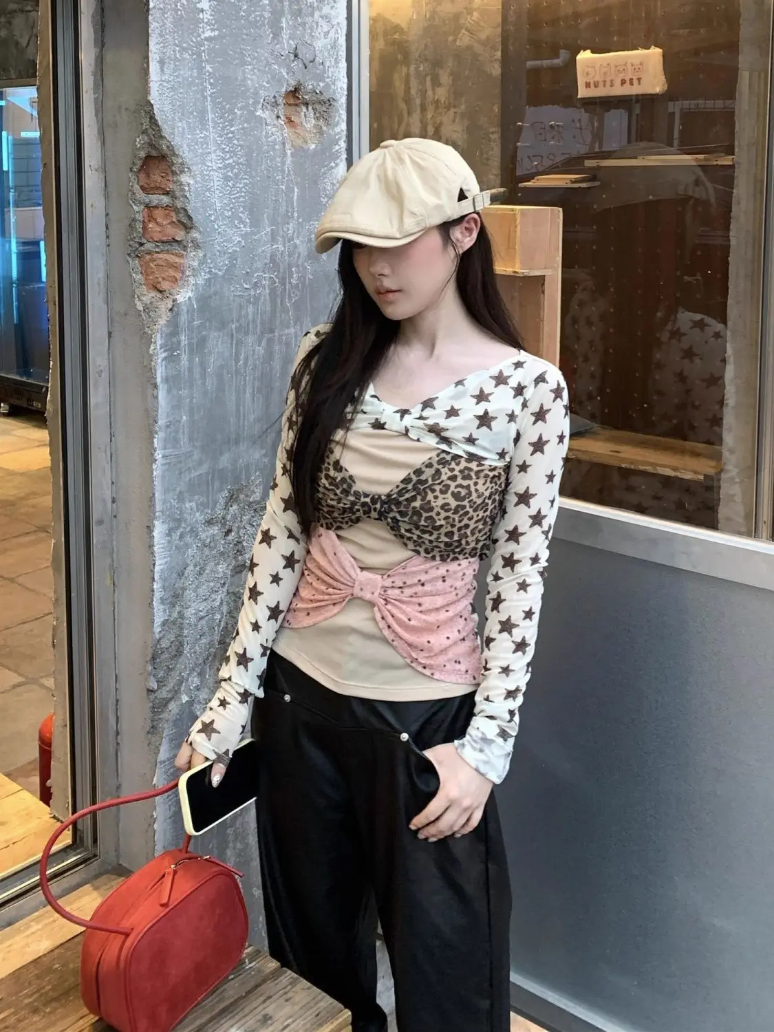 Retro Leopard Print Star Mesh Printing Long-sleeved T-shirt Women's Color Matching Bow Top
Retro Leopard Print Star Mesh Printing Long-sleeved T-shirt Women's Color Matching Bow Top
