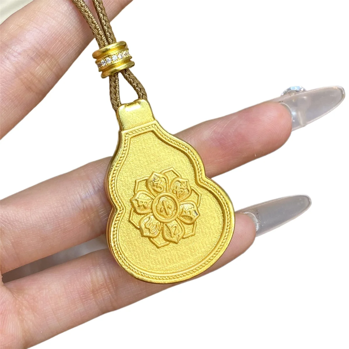 Gold Dot Diamond Foyou Gourd Opening and Closing Pendant Necklace Hollow Lucky Clavicle Chain
Gold Dot Diamond Foyou Gourd Opening and Closing Pendant Necklace Hollow Lucky Clavicle Chain