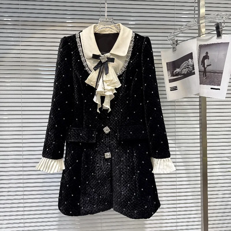 Высококачественный элегантный светский плиссированный воротник с ромбовидными пуговицами и отложным воротником, утолщенный плащ, женское черное пальто в стиле Хепберн
Высококачественный элегантный светский плиссированный воротник с ромбовидными пуговицами и отложным воротником, утолщенный плащ, женское черное пальто в стиле Хепберн