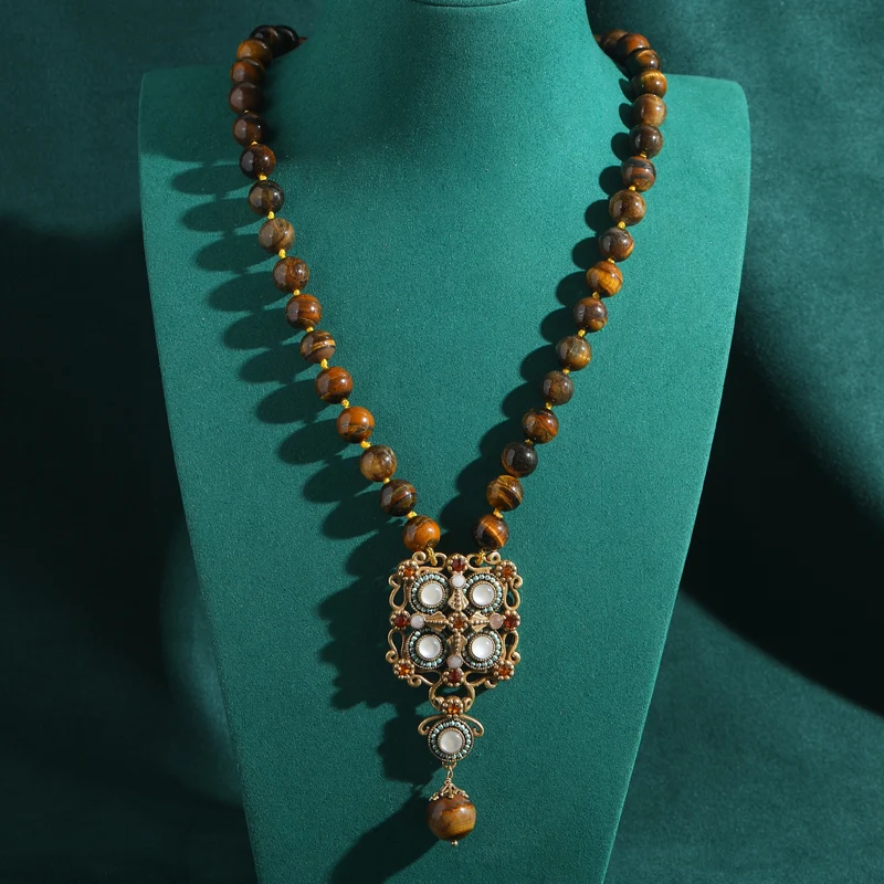 Tiger Eye Natural Stone Beads Necklace Jewelry Vintage Woman Square Palace Grid Drop Pendant Gold Color Luxury Designer Antique
Tiger Eye Natural Stone Beads Necklace Jewelry Vintage Woman Square Palace Grid Drop Pendant Gold Color Luxury Designer Antique