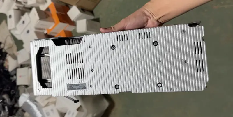 Оригинальный радиатор-кулер для видеокарты XFX RX7900XTX 24G с задней панелью
Оригинальный радиатор-кулер для видеокарты XFX RX7900XTX 24G с задней панелью