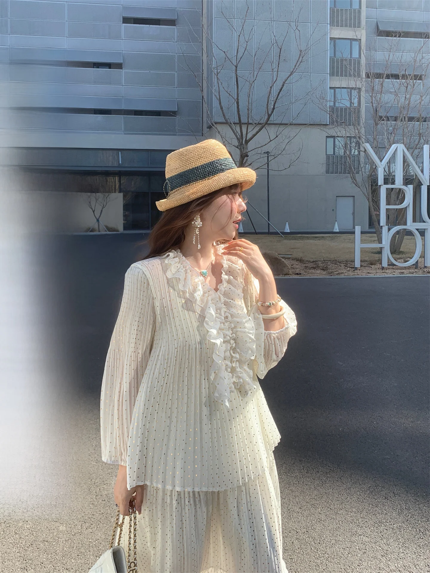 Wang's Unique Polka Dot Shirt Set for Women Summer 2026 Elegant V-Neck Long Sleeve Casual Style Polyester Fiber Gauze Blouse
Wang's Unique Polka Dot Shirt Set for Women Summer 2026 Elegant V-Neck Long Sleeve Casual Style Polyester Fiber Gauze Blouse