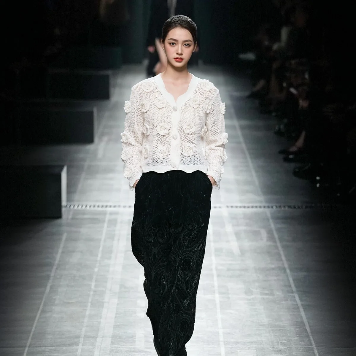 Вязаный кардиган с ручной вышивкой для женщин в сочетании с толстым свитером и молодежным свободным пальто.
Вязаный кардиган с ручной вышивкой для женщин в сочетании с толстым свитером и молодежным свободным пальто.