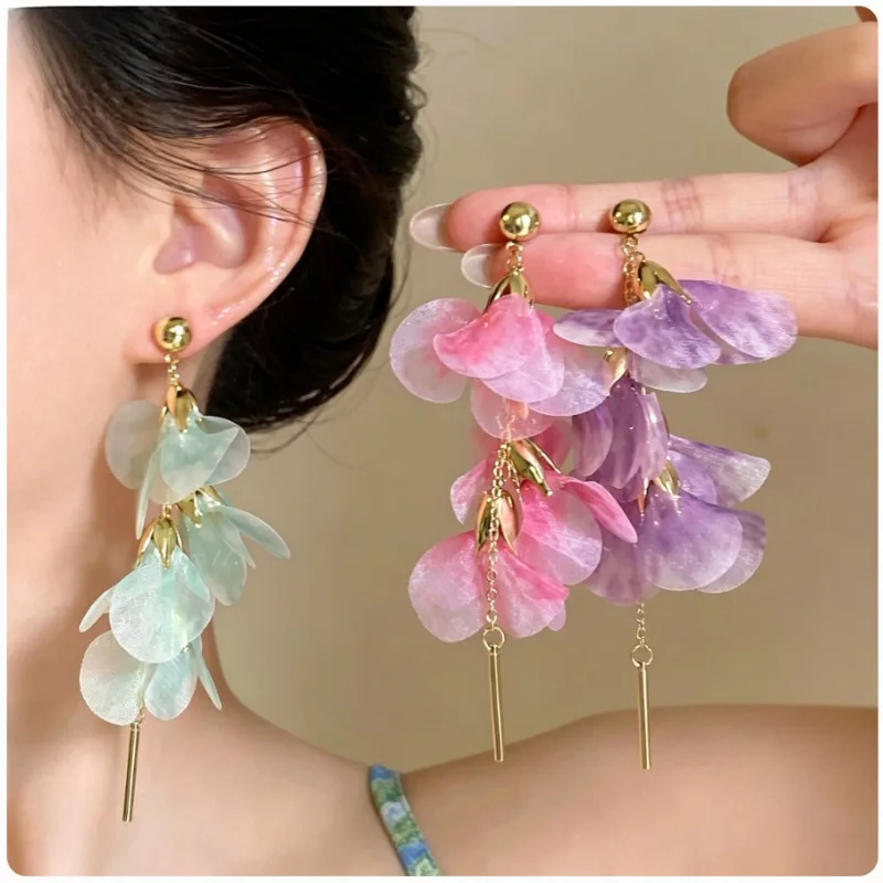 Floral tulle tassel earrings: fresh and delicate, holiday-inspired studs with a rustic, long-drop design
Floral tulle tassel earrings: fresh and delicate, holiday-inspired studs with a rustic, long-drop design