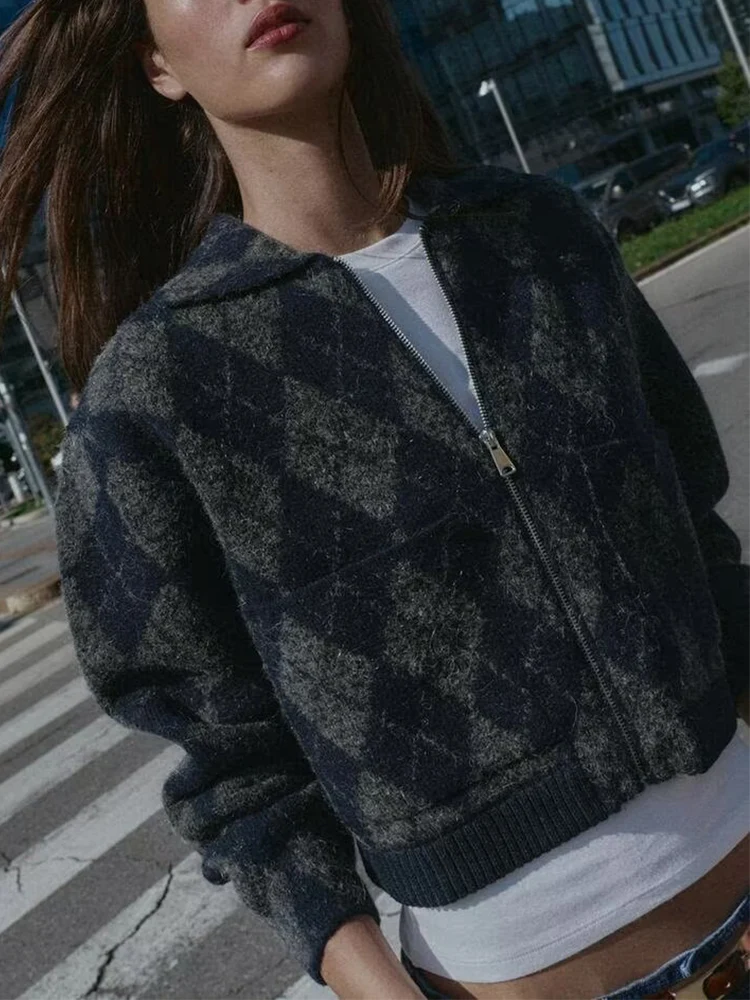 European and American style 2025 autumn and winter new women's all-match diamond pattern knitted pilot jacket
European and American style 2025 autumn and winter new women's all-match diamond pattern knitted pilot jacket