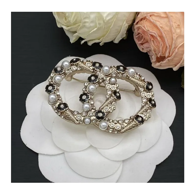 Small Simple Classic Explosion Pearl Rhinestone Letter Double High-end Fashion Light Luxury Women's Brooch
Small Simple Classic Explosion Pearl Rhinestone Letter Double High-end Fashion Light Luxury Women's Brooch