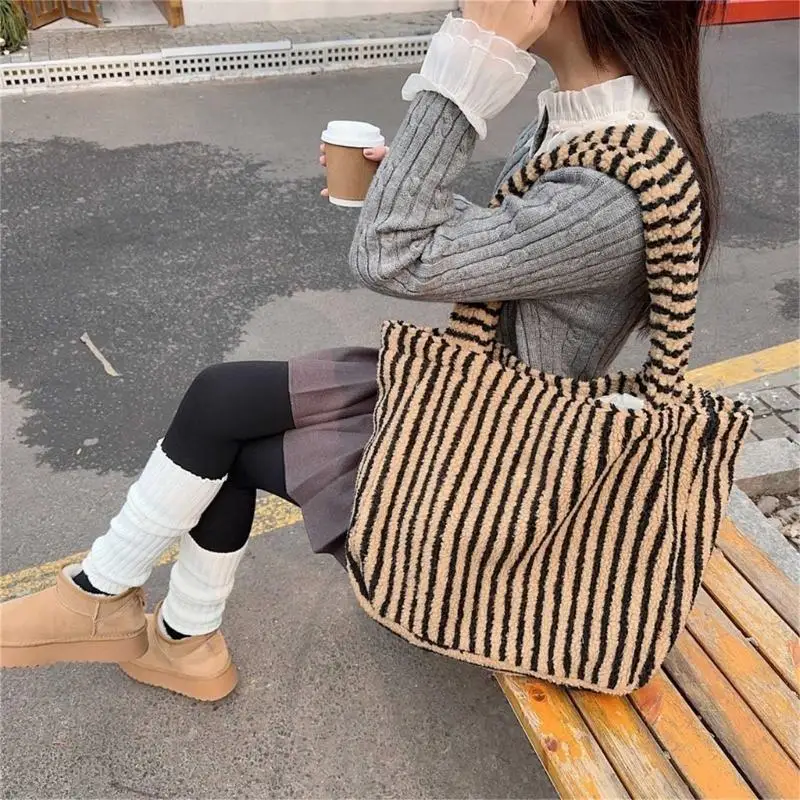 340D Women Bag Fashionable Handbag Trend Winter Stripe Shoulder Bag Large Capacity Plush Bag Student School Bag
340D Women Bag Fashionable Handbag Trend Winter Stripe Shoulder Bag Large Capacity Plush Bag Student School Bag