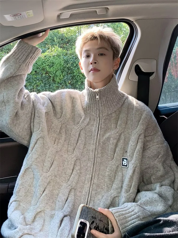 American Sle Loose Thiened Knitted High Collar Sweater Coat for Men Casual Youth Faion Winter Outerwear Top
American Sle Loose Thiened Knitted High Collar Sweater Coat for Men Casual Youth Faion Winter Outerwear Top