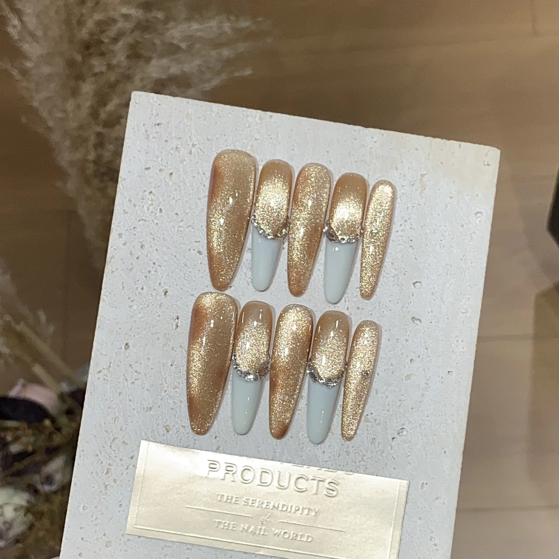 Ambience Golden Cat's Eye Синие ногти во французском стиле с крошечными сверкающими бриллиантами Madeleine Press-On Nails
Ambience Golden Cat's Eye Синие ногти во французском стиле с крошечными сверкающими бриллиантами Madeleine Press-On Nails
