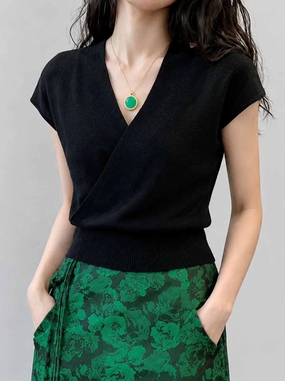 Elegant Knowledgeable Ice Silk V-Neck Slim Fit Knitwear Short Sleeve Summer Luxury Versatile Women's Top Korean Style Straigh...
Elegant Knowledgeable Ice Silk V-Neck Slim Fit Knitwear Short Sleeve Summer Luxury Versatile Women's Top Korean Style Straigh...