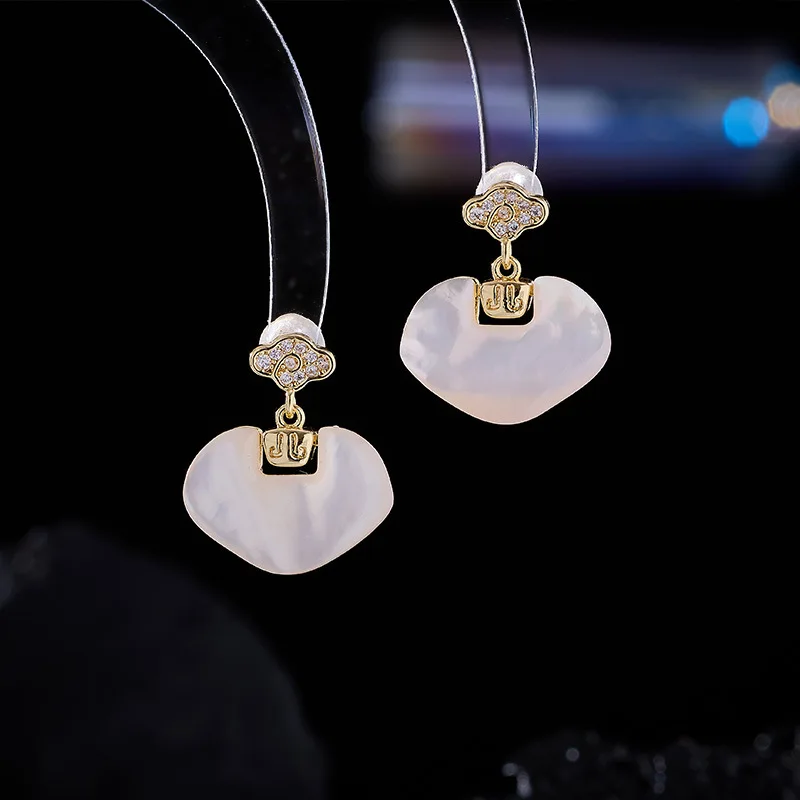 New Chinese Retro National Trend Cloud Pattern Peace Lock Shell Earrings Niche Design Sense Palace Style Light Luxury Fash
New Chinese Retro National Trend Cloud Pattern Peace Lock Shell Earrings Niche Design Sense Palace Style Light Luxury Fash