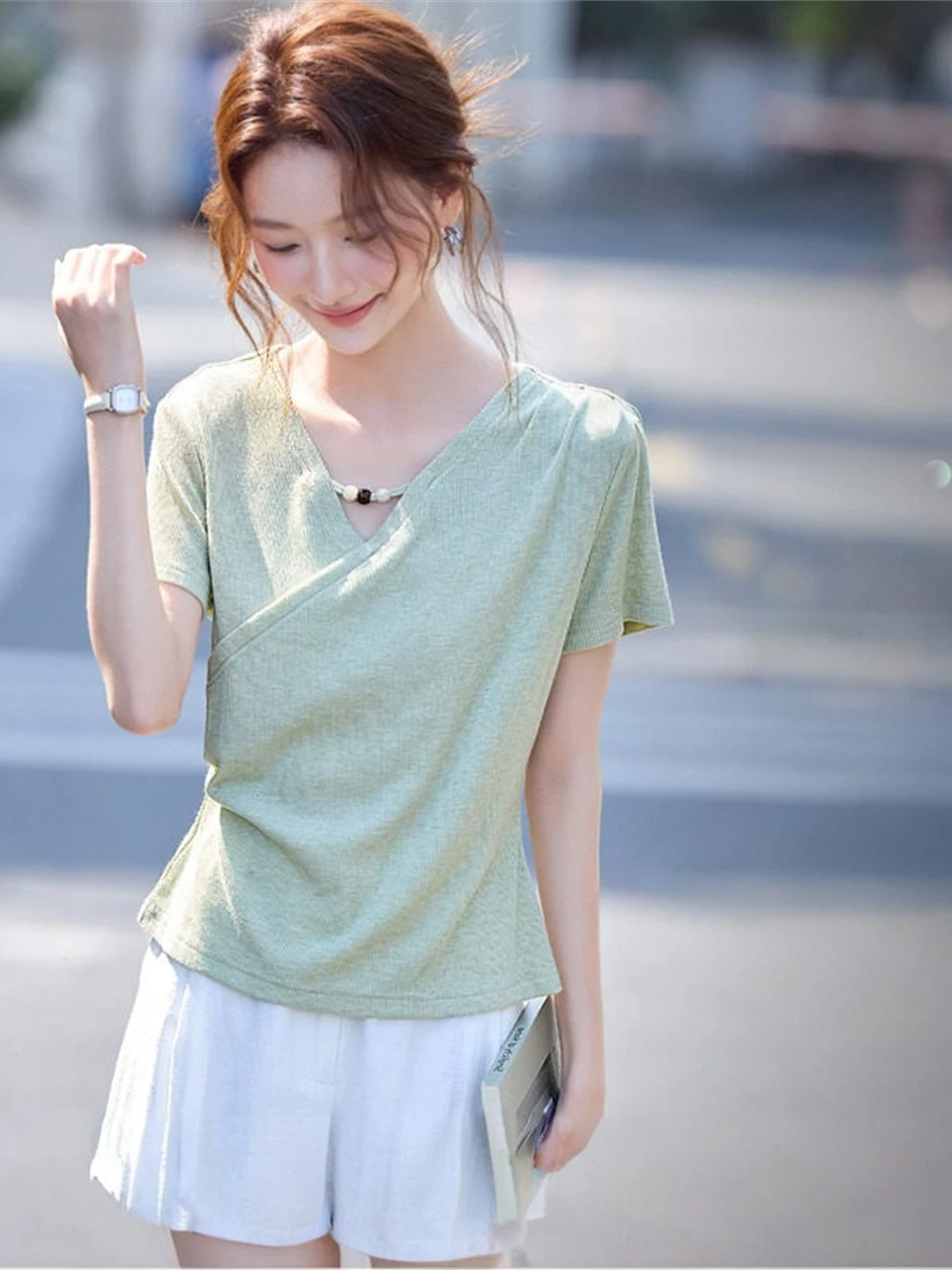Elegant V-Neck T-Shirt Women's Short Sleeve Slim Fit Green Top Fashionable Versatile Summer Design Casual Comfortable Tee
Elegant V-Neck T-Shirt Women's Short Sleeve Slim Fit Green Top Fashionable Versatile Summer Design Casual Comfortable Tee