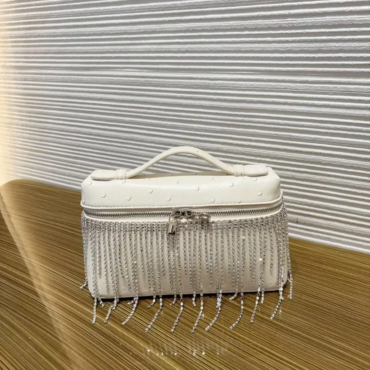 2025 new tassel full diamond handbag fashion shiny bucket bag celebrity luxury dinner bag cross-body bag lunch box
2025 new tassel full diamond handbag fashion shiny bucket bag celebrity luxury dinner bag cross-body bag lunch box