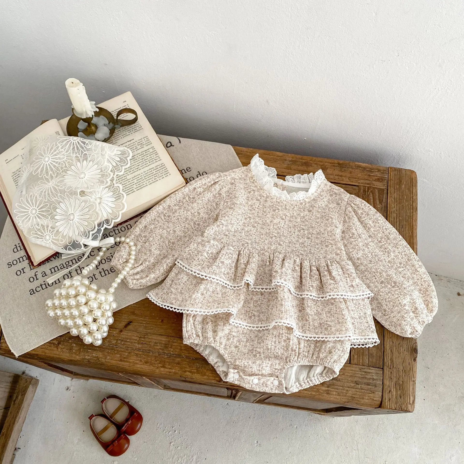 Autumn new baby clothing, 0-3 year old female baby double lace skirt cotton yarn printed long sleeved jumpsuit
Autumn new baby clothing, 0-3 year old female baby double lace skirt cotton yarn printed long sleeved jumpsuit