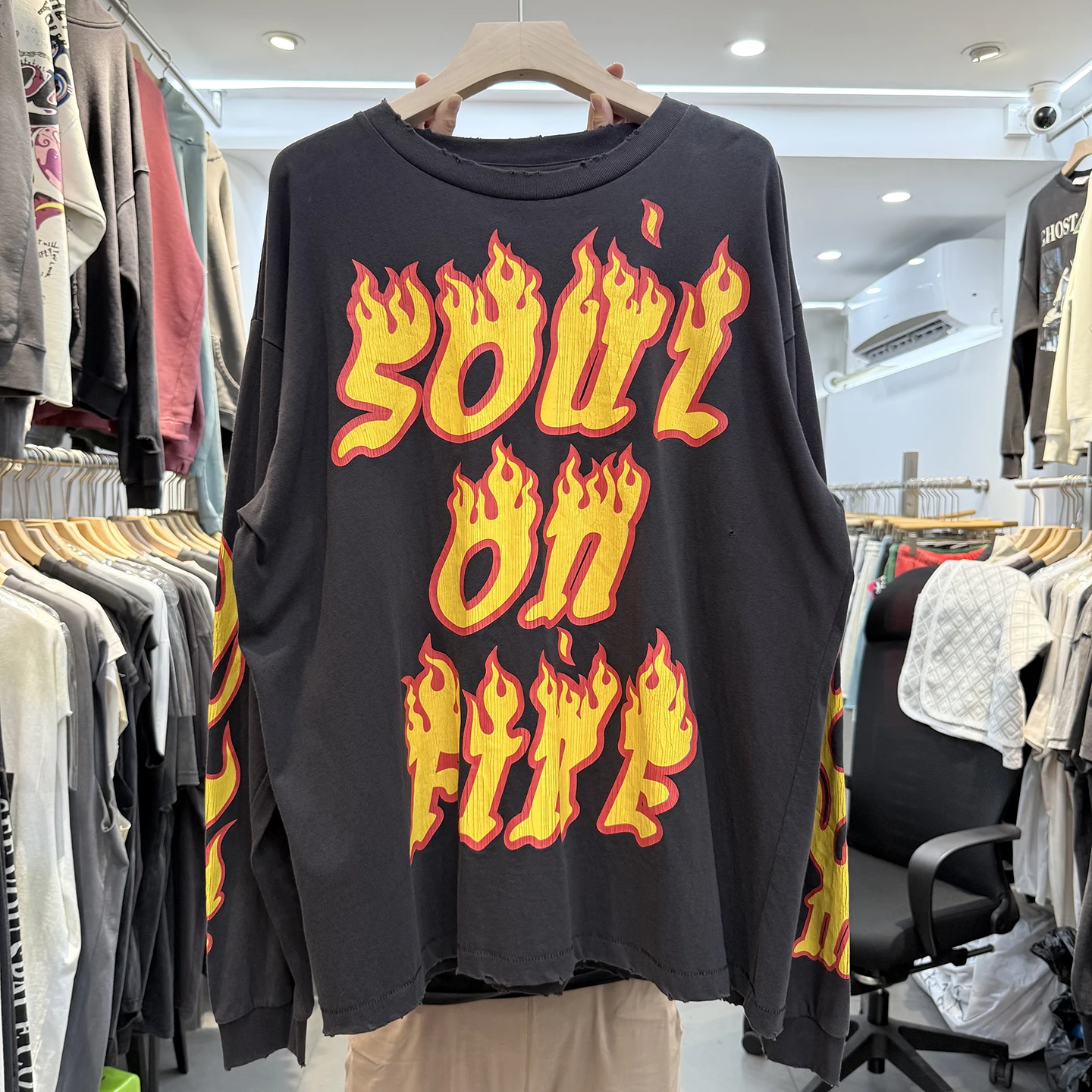 Ретро американский огонь с буквенным принтом и отверстиями, круглый Ne Long Sve, свободная мужская и женская футболка, повседневная повседневная одежда
Ретро американский огонь с буквенным принтом и отверстиями, круглый Ne Long Sve, свободная мужская и женская футболка, повседневная повседневная одежда