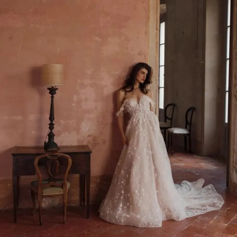 Charming Tulle Wedding Dresses Off Shoulder Floral Appliques Bridal Gowns Lace Floor Lenghth Customized Vestidos De Mariee
Charming Tulle Wedding Dresses Off Shoulder Floral Appliques Bridal Gowns Lace Floor Lenghth Customized Vestidos De Mariee