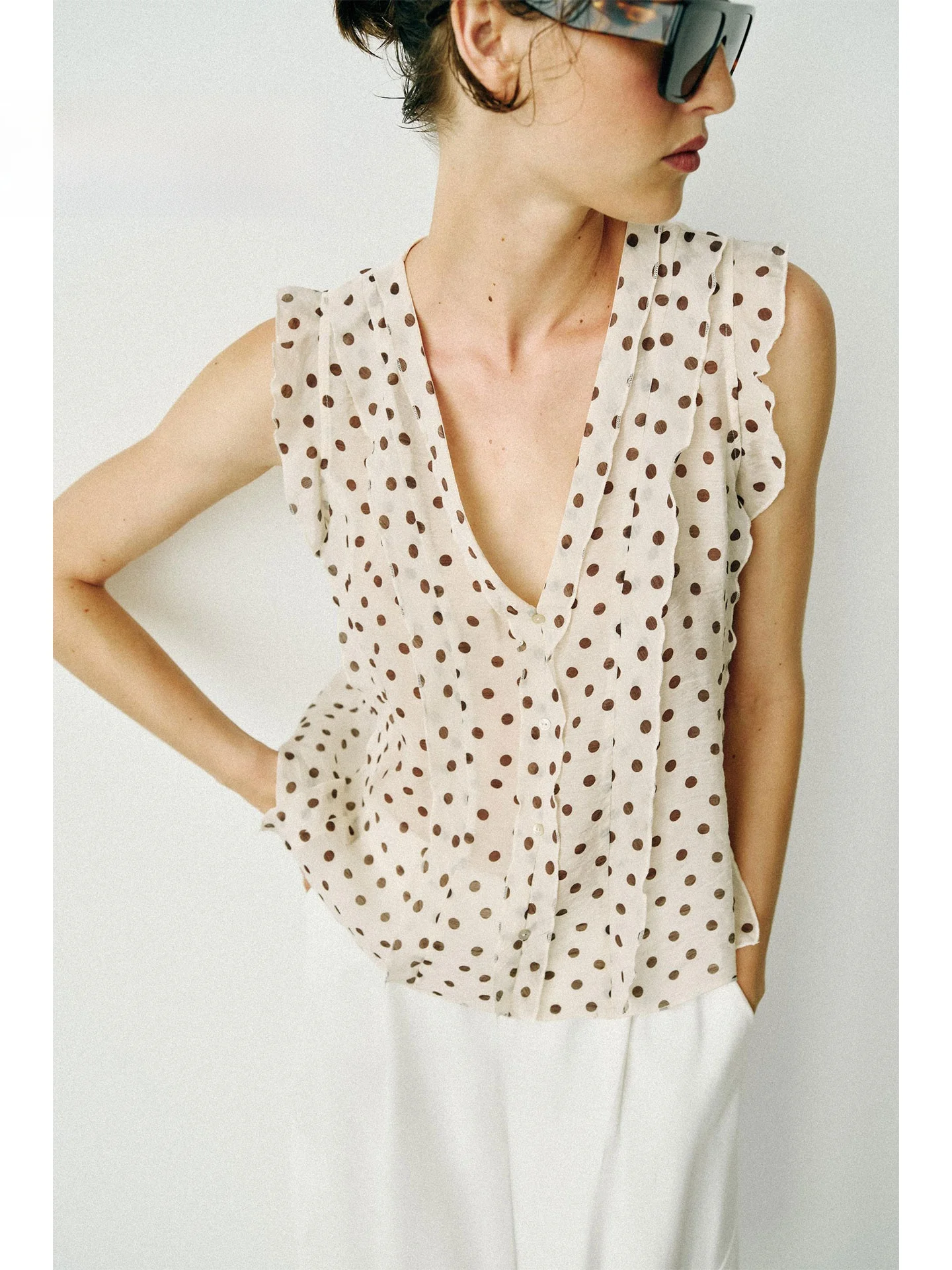 Summer 2026 Women's Loose V-Neck Polka Dot Sleeveless Straight Tube Top Slimming Casual Style Wooden Flounce Blouse
Summer 2026 Women's Loose V-Neck Polka Dot Sleeveless Straight Tube Top Slimming Casual Style Wooden Flounce Blouse