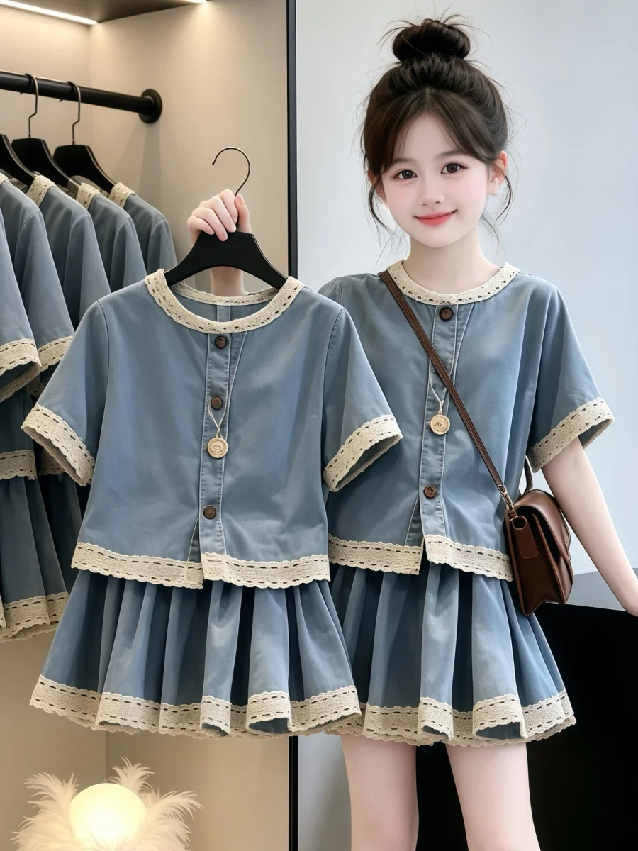 Girls Summer Fashionable Outfit Thin Denim Short Sleeve Top Pleated Skirt Two-Piece Set Breathable Comfortable Casual Set
Girls Summer Fashionable Outfit Thin Denim Short Sleeve Top Pleated Skirt Two-Piece Set Breathable Comfortable Casual Set
