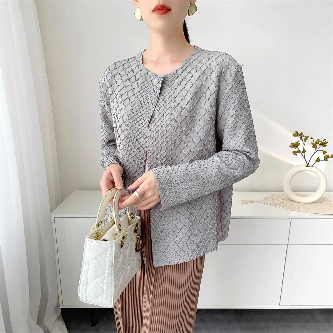 Pleated Casual Women Top Solid Color Embroidered Design Single-Button 2025 Fall New Arrival O-Neck Cardigan Lightweight Jacket
Pleated Casual Women Top Solid Color Embroidered Design Single-Button 2025 Fall New Arrival O-Neck Cardigan Lightweight Jacket