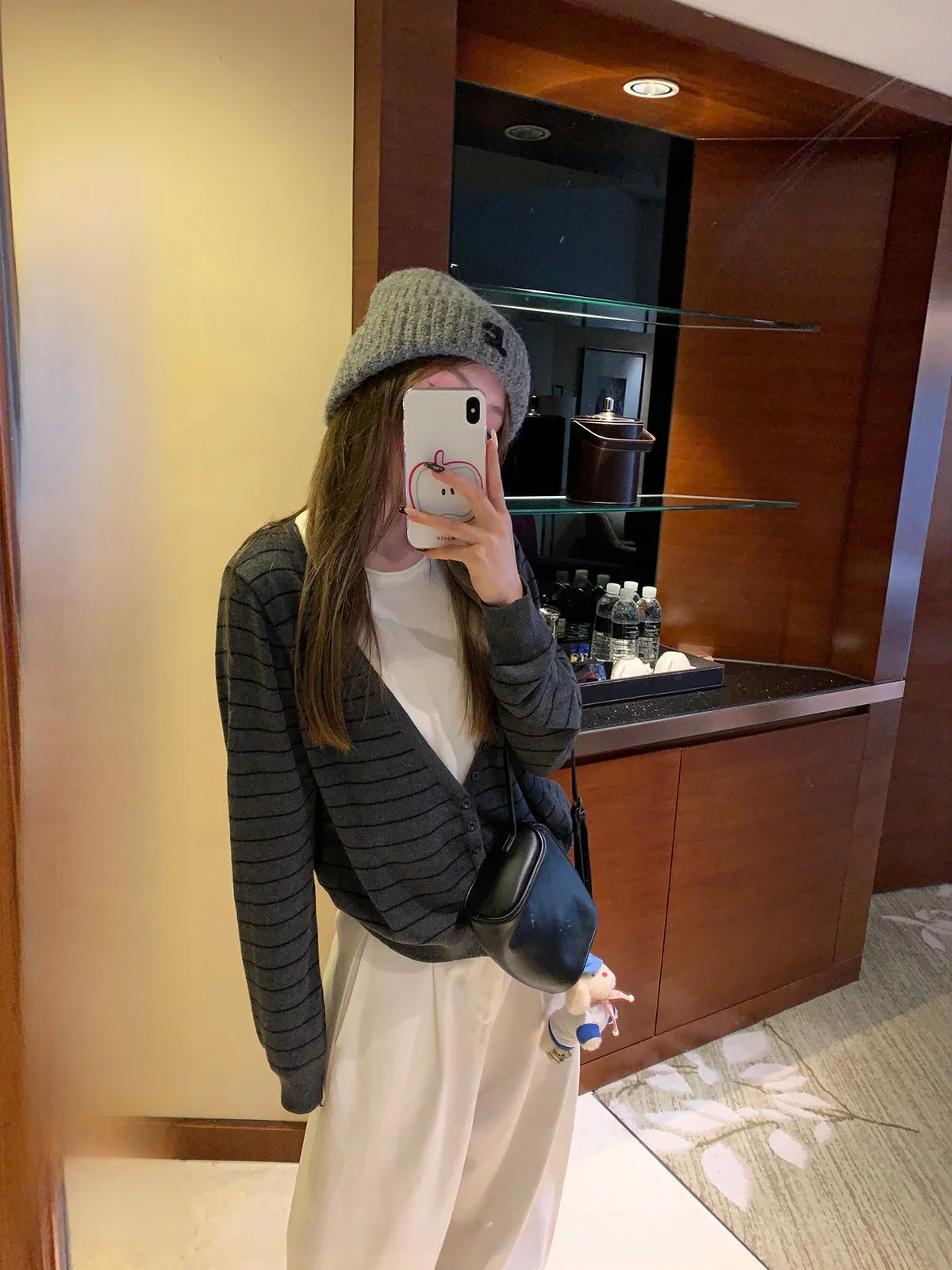 Женская трикотажная футболка FANCHOU с V-образным вырезом, в полоску, на одной пуговице, осенняя новинка, мягкая, из полиэфирного волокна, повседневная, свободного кроя
Женская трикотажная футболка FANCHOU с V-образным вырезом, в полоску, на одной пуговице, осенняя новинка, мягкая, из полиэфирного волокна, повседневная, свободного кроя